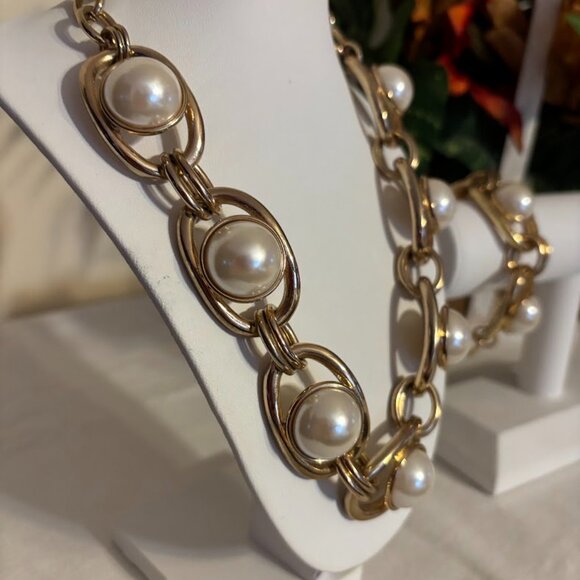 Beautiful Graziano Pearl Necklace (20") and Bracelet set in Gold Tone with pouch - Picture 3 of 16
